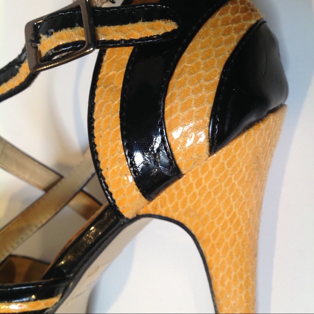Vegan STYLUXE 4.5" heels gold black honeycomb SZ 6 - Picture 2 of 7